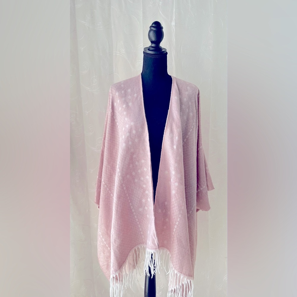 ✨Gentle Fawn cream and pink shawl in good/fair condition. ✨